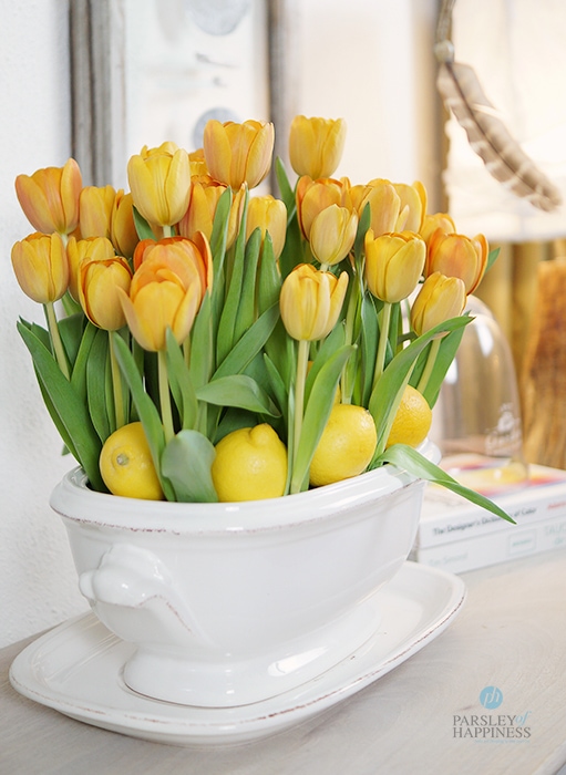 Blomsterdekorasjon med tulipaner Blumendeko mit Tulpen und Zitronen