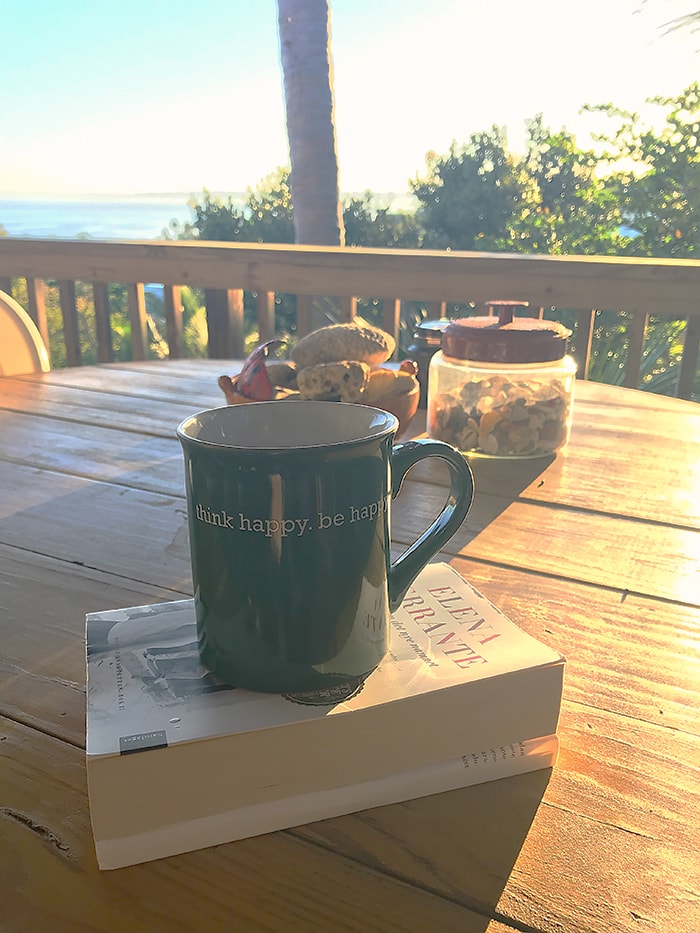 Morgen Kaffe på verandan med utsikt mot sjøen