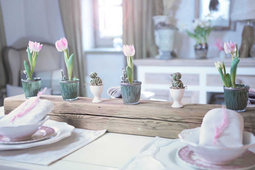 Osterhase und Tulpen im Wohnzimmer