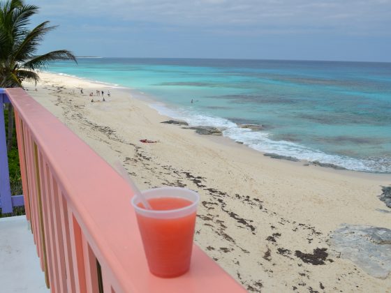 Strand und Bar auf den Bahamas