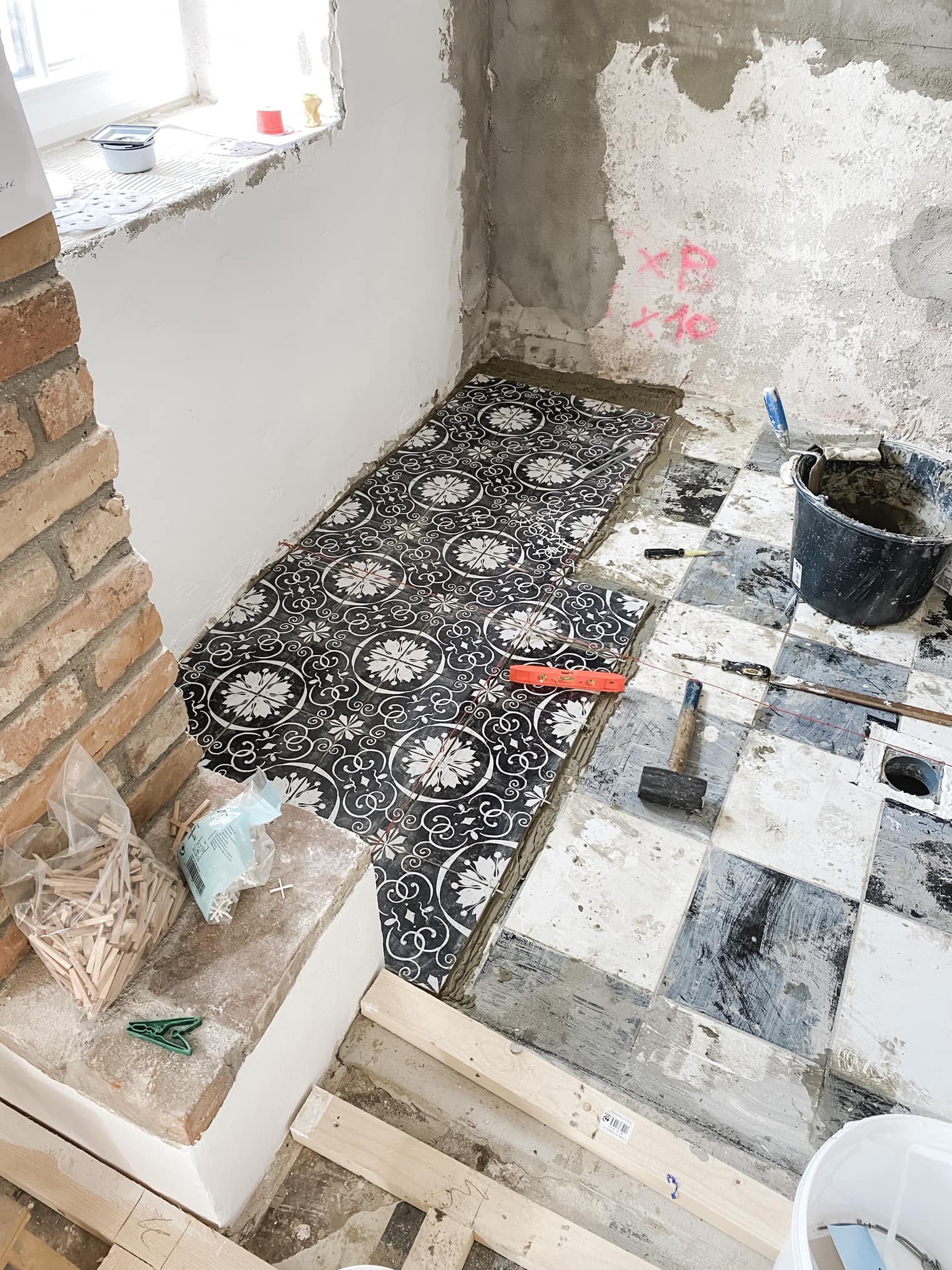 Waschraum Waschküche fliesen marokkanische Fliesen schwarz weiss Fliesen am Boden