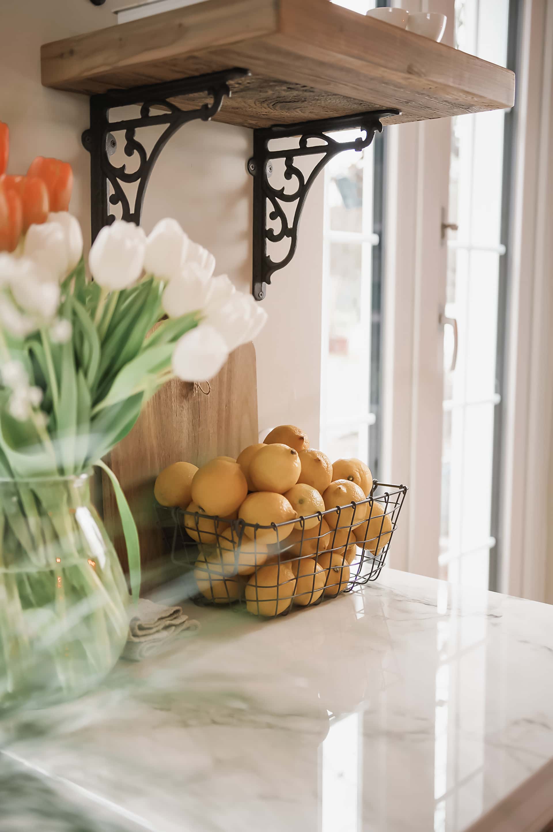 Sitroner i kurv på kjøkkenbenken til påske påskepynt vårdekorasjon