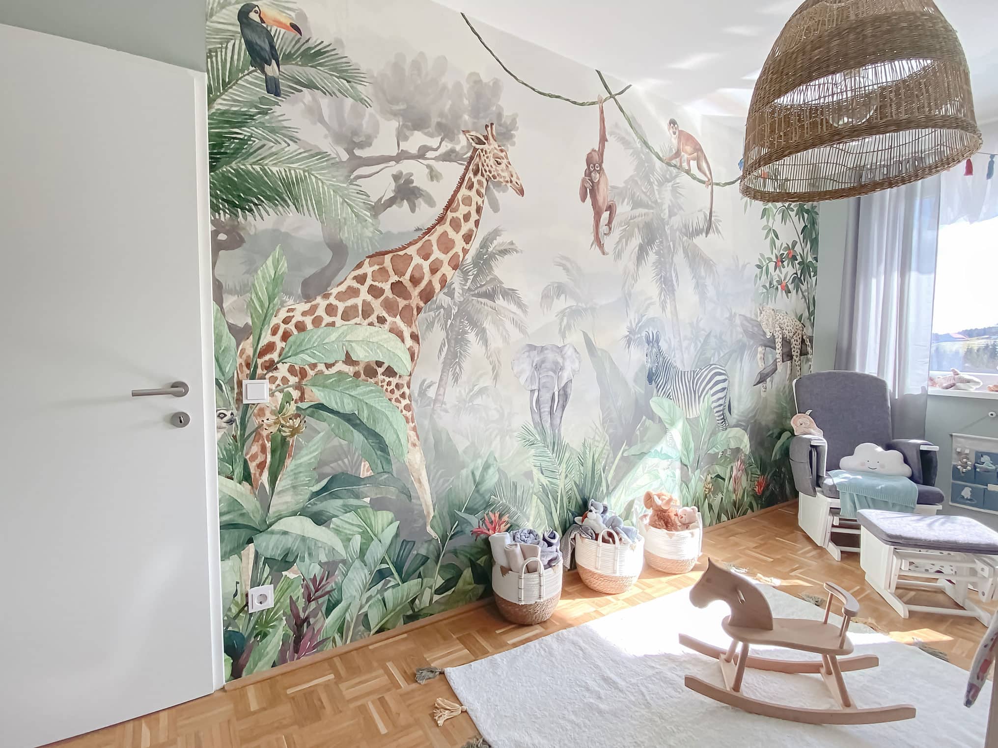 Kinderzimmer Jungeltapete mit Giraffen, Affen, Zebra, Elefant, Palmen