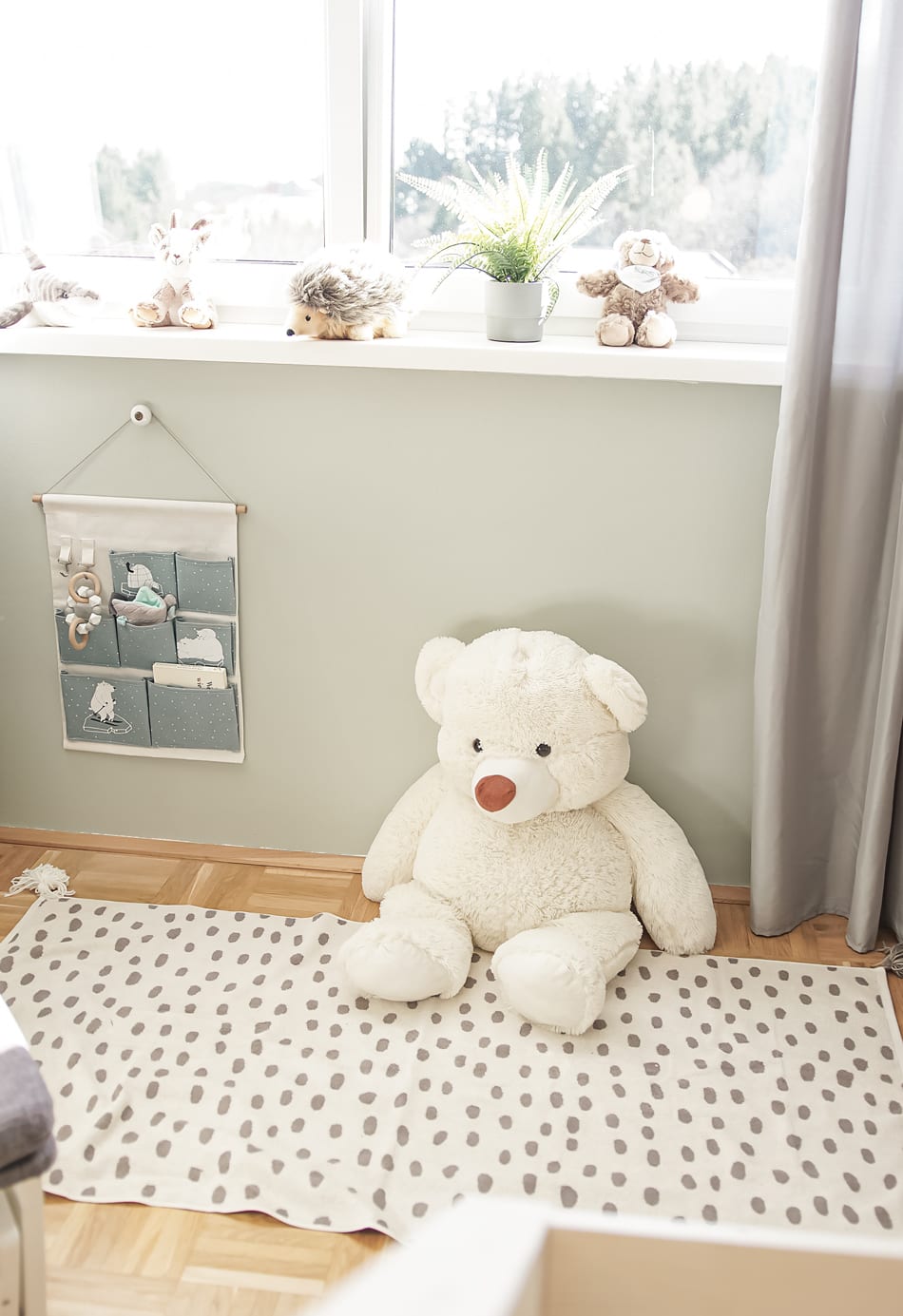 Teddybjørn, kosebamse på gulvet på barnerom