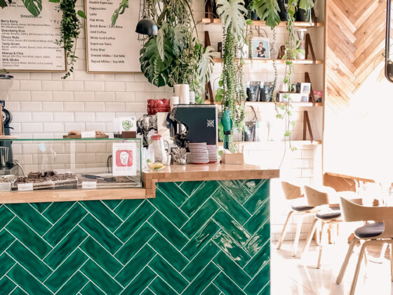 grüne Fliesen urban jungle cafe