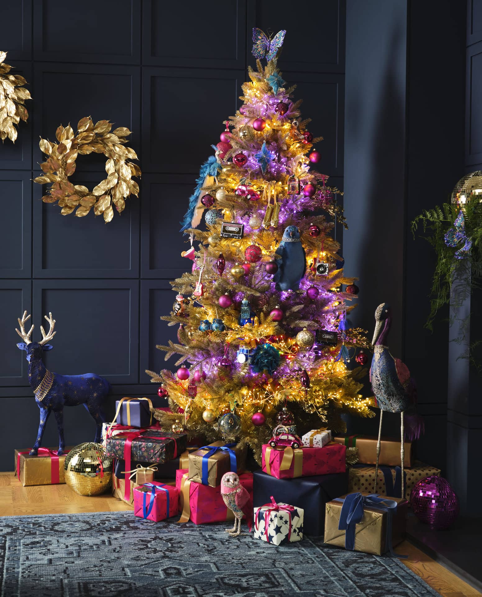 Weihnachtsfarben elegant bunt dunke Wand Weihnachtsbaum